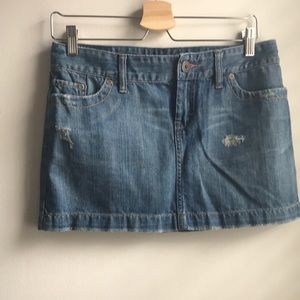 🔴 American Eagle distressed mini jean skirt